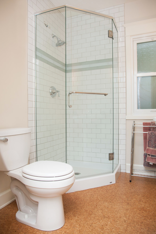 Idéer för att renovera ett mellanstort vintage badrum med dusch, med en hörndusch och vit kakel
