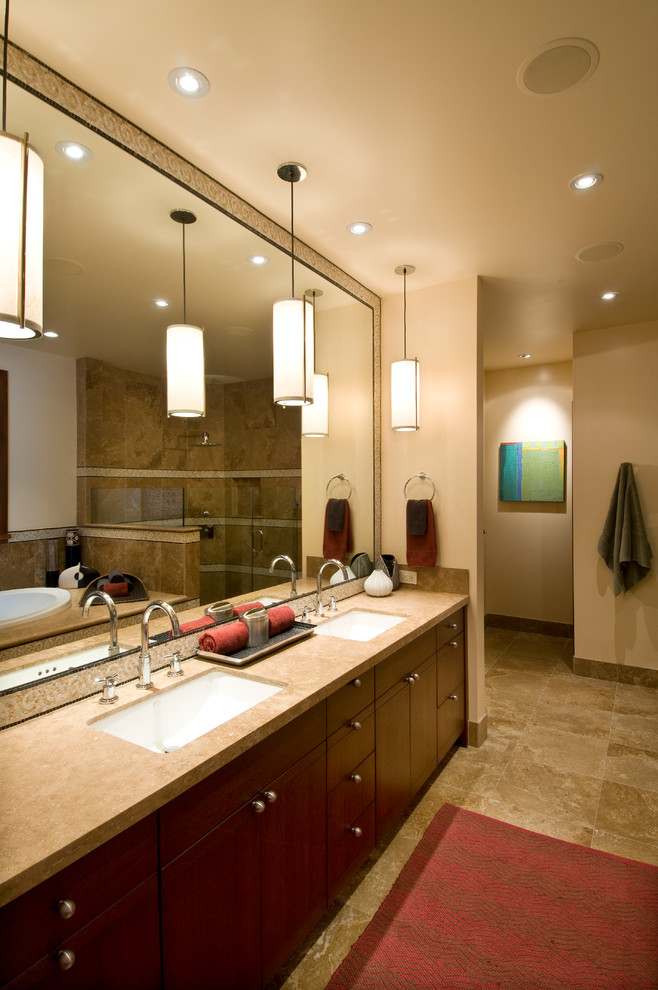 Foto på ett stort tropiskt en-suite badrum, med släta luckor, skåp i mörkt trä, ett badkar i en alkov, en öppen dusch, beige väggar, travertin golv och ett undermonterad handfat