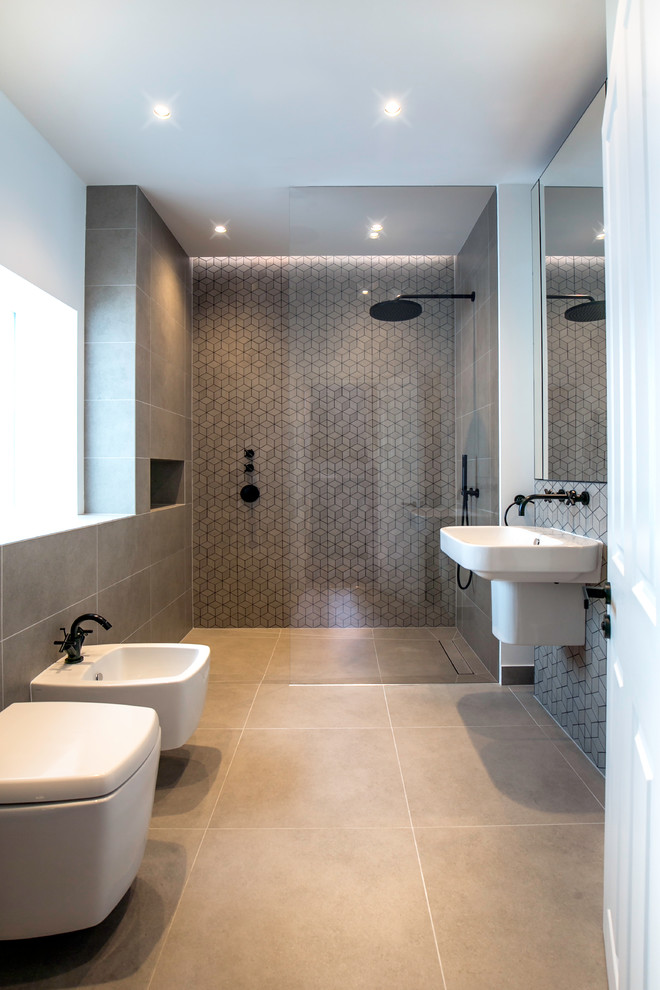 Aménagement d'une salle de bain contemporaine avec une douche à l'italienne, un bidet, un carrelage gris, un mur blanc, un lavabo suspendu, un sol gris et aucune cabine.