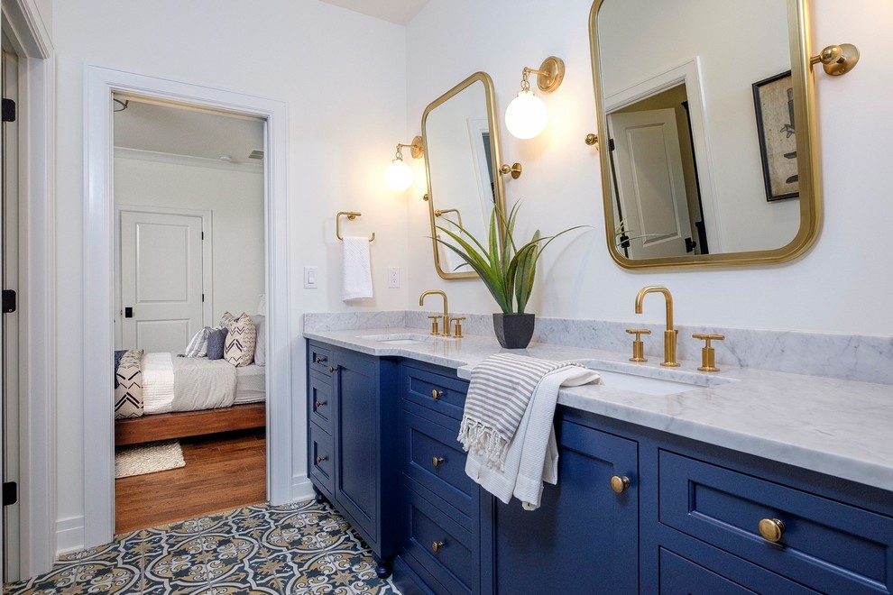 ルイビルにあるトランジショナルスタイルのおしゃれな浴室 (落し込みパネル扉のキャビネット、青いキャビネット、白い壁、アンダーカウンター洗面器) の写真