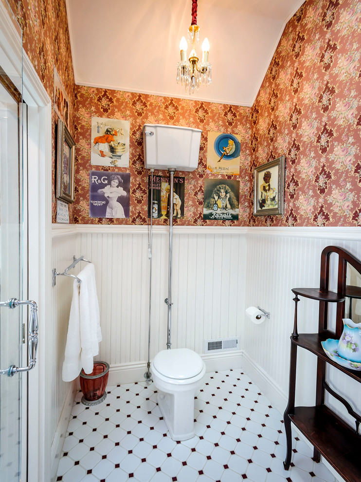 Immagine di una stanza da bagno vittoriana con WC sospeso