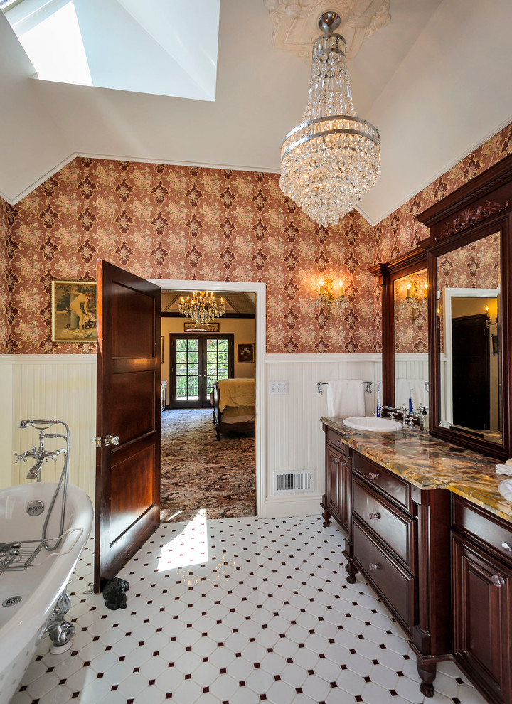 Ejemplo de cuarto de baño azulejo de dos tonos clásico con bañera con patas y lavabo encastrado