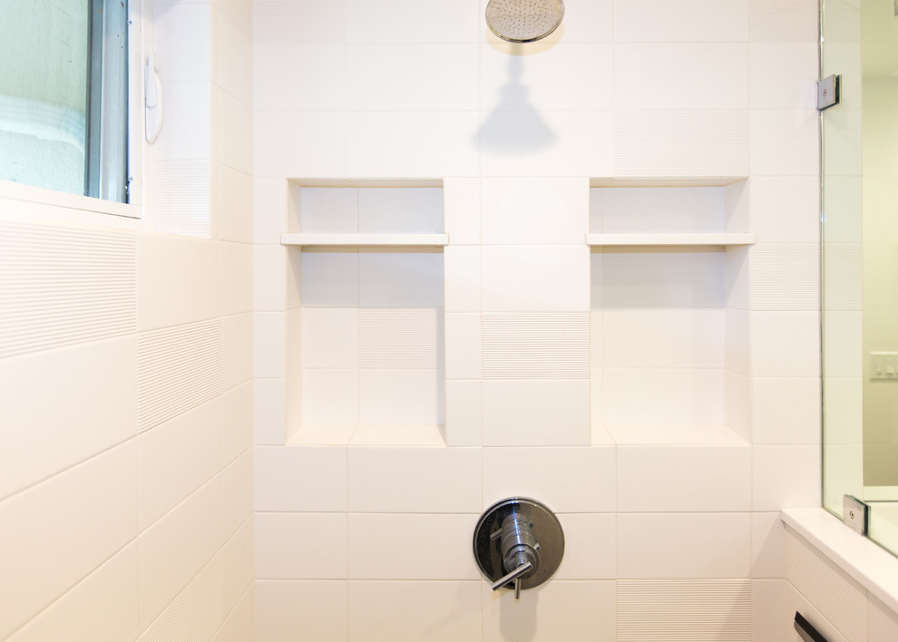На фото: главная ванная комната в современном стиле с душем без бортиков, белой плиткой и душем с распашными дверями