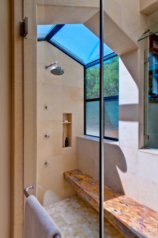 Exemple d'une douche en alcôve tendance avec un carrelage beige, une niche et un banc de douche.