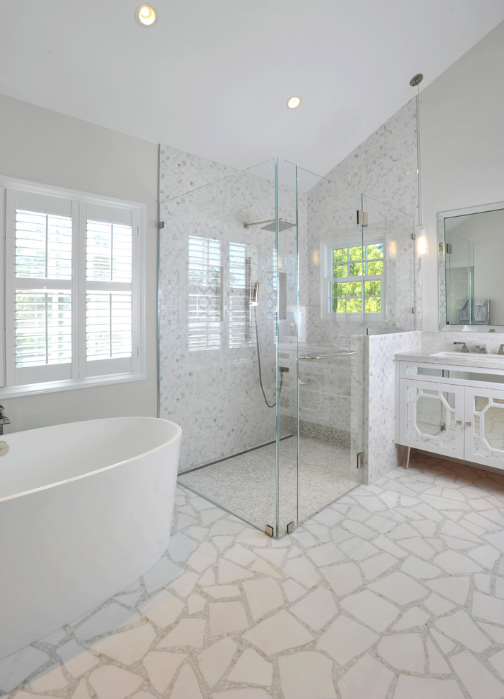 Immagine di una stanza da bagno contemporanea con vasca freestanding e piastrelle a mosaico