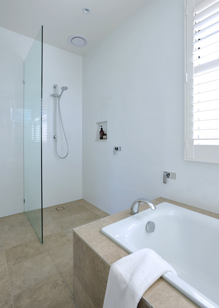 Foto på ett stort funkis en-suite badrum, med ett platsbyggt badkar, en öppen dusch, vita väggar, kalkstensgolv, beiget golv och med dusch som är öppen
