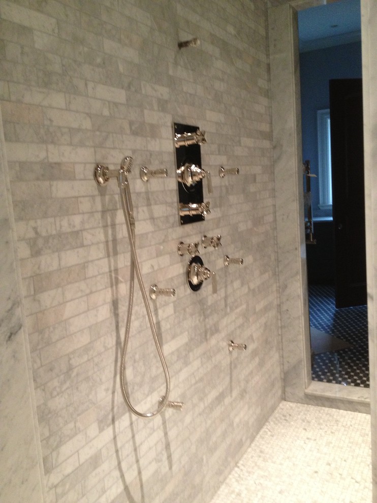 Foto di una stanza da bagno padronale chic di medie dimensioni con doccia aperta, piastrelle multicolore, piastrelle in pietra e pareti grigie