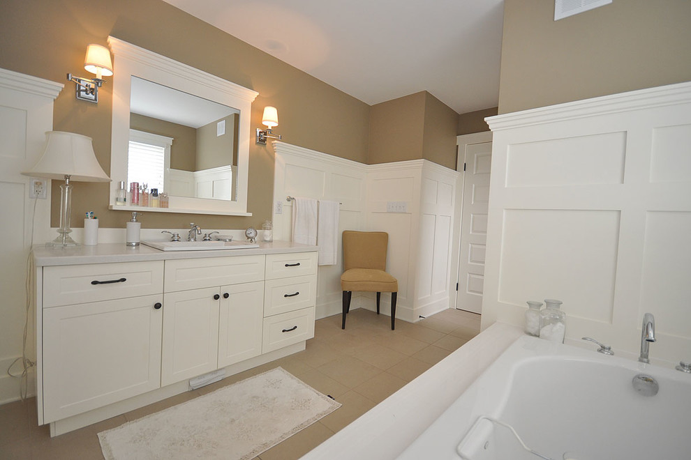 Diseño de cuarto de baño principal de estilo americano grande con armarios estilo shaker, puertas de armario blancas, jacuzzi, paredes beige y lavabo encastrado