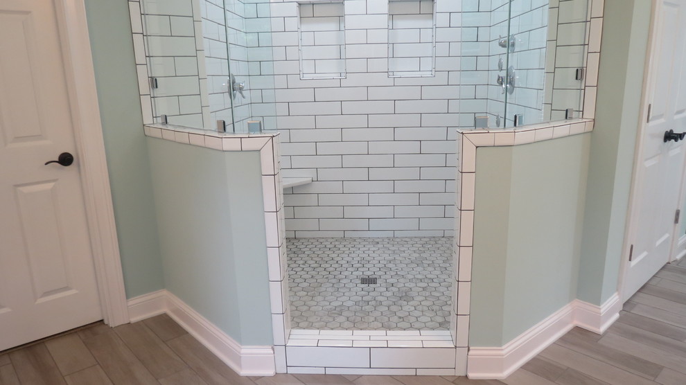 Bild på ett stort funkis vit vitt en-suite badrum, med skåp i shakerstil, vita skåp, ett fristående badkar, en dubbeldusch, vit kakel, keramikplattor, gröna väggar, klinkergolv i porslin, ett integrerad handfat, grått golv och med dusch som är öppen