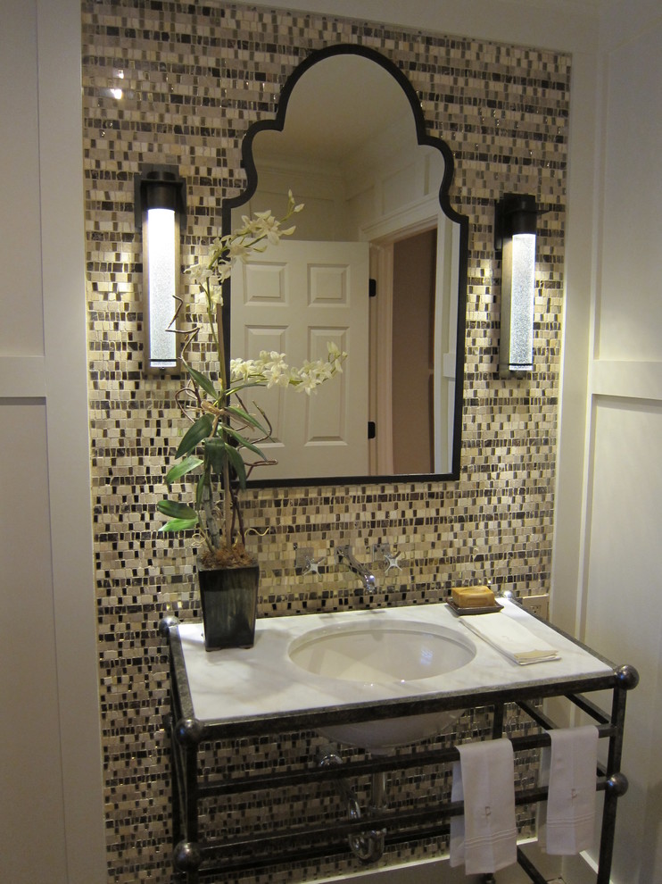 Idee per una piccola stanza da bagno con doccia tradizionale con lavabo sottopiano, nessun'anta, ante con finitura invecchiata, top in marmo, piastrelle multicolore e pareti bianche