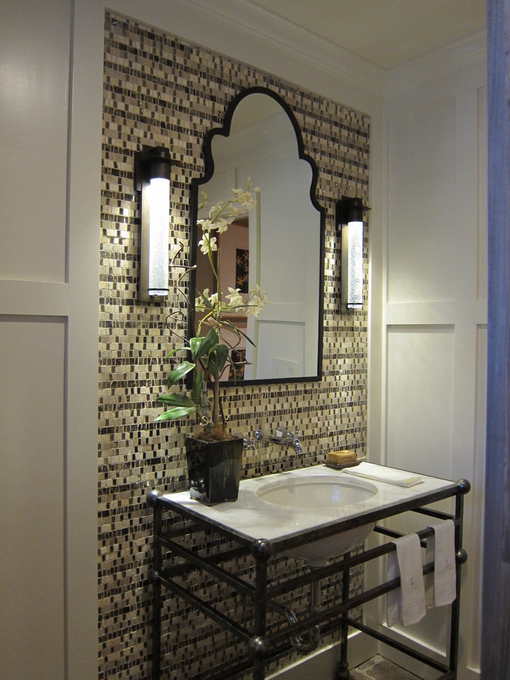 Inspiration för mellanstora klassiska badrum med dusch, med ett undermonterad handfat, öppna hyllor, skåp i slitet trä, marmorbänkskiva, flerfärgad kakel, vita väggar och terrazzogolv