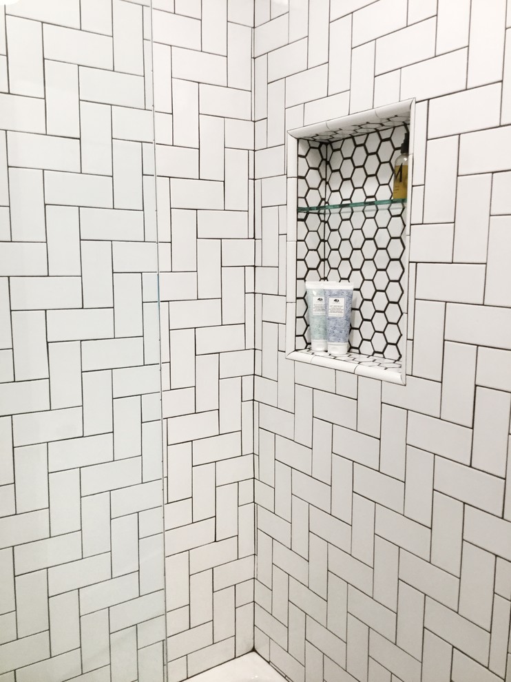 Immagine di una stanza da bagno boho chic con piastrelle bianche e piastrelle in ceramica