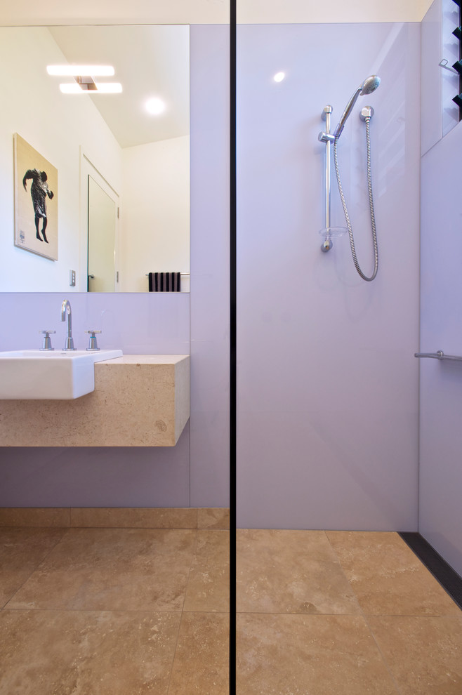 Inspiration pour une salle de bain design avec un mur violet.