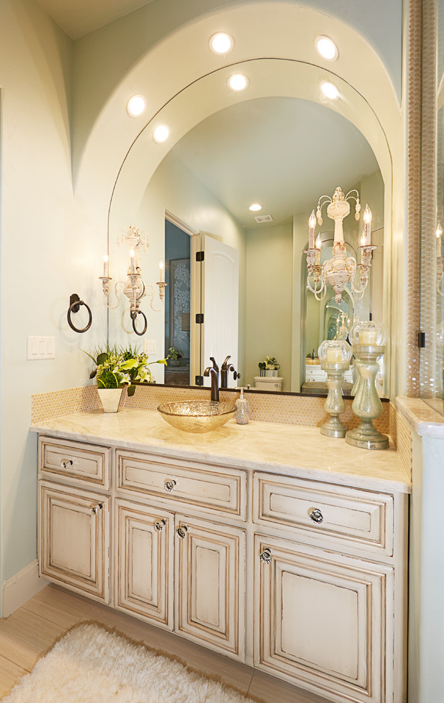 Idéer för ett stort medelhavsstil badrum med dusch, med luckor med upphöjd panel, beige skåp, granitbänkskiva, beige kakel, keramikplattor, ett fristående handfat, en toalettstol med hel cisternkåpa, blå väggar och ljust trägolv