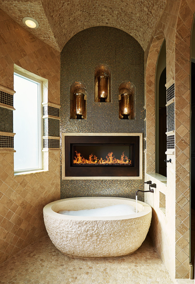 Aménagement d'une très grande salle de bain principale classique avec une baignoire indépendante, une douche ouverte, un carrelage noir, des carreaux de miroir, un mur beige, un sol en galet et un sol beige.