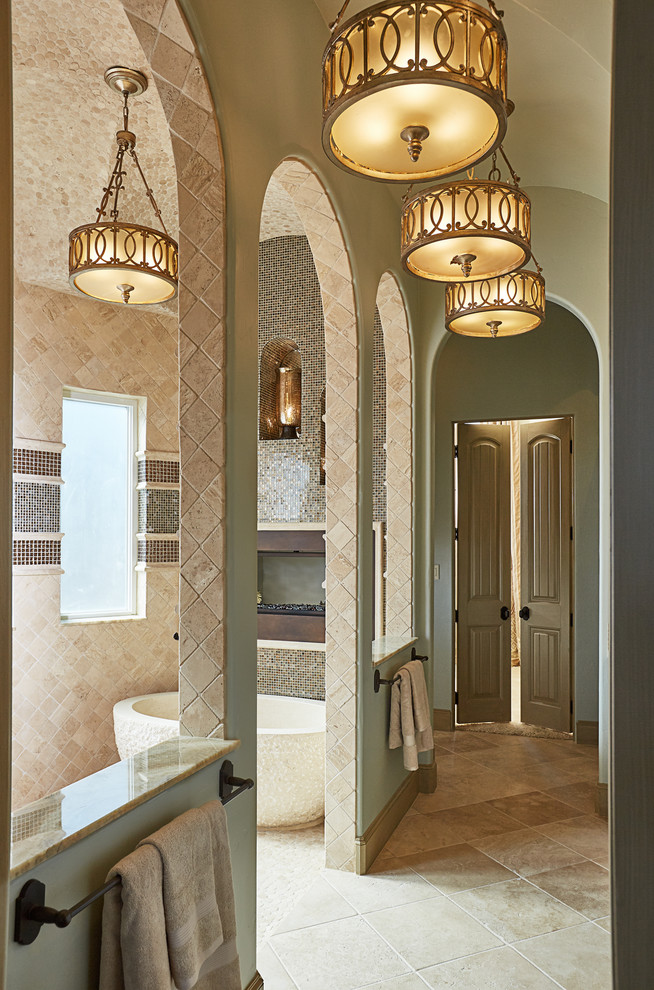 На фото: огромная главная ванная комната в стиле неоклассика (современная классика) с отдельно стоящей ванной, открытым душем, черной плиткой, зеркальной плиткой, зелеными стенами, полом из галечной плитки и бежевым полом с