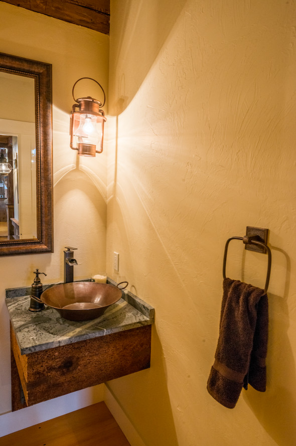 Пример оригинального дизайна: туалет среднего размера в стиле рустика с светлым паркетным полом