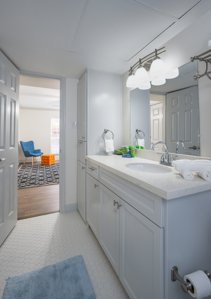 Пример оригинального дизайна: главная ванная комната среднего размера в стиле модернизм с фасадами с выступающей филенкой, серыми фасадами, накладной ванной, душем над ванной, раздельным унитазом, синей плиткой, керамической плиткой, белыми стенами, полом из цементной плитки, врезной раковиной, столешницей из искусственного кварца, белым полом и шторкой для ванной