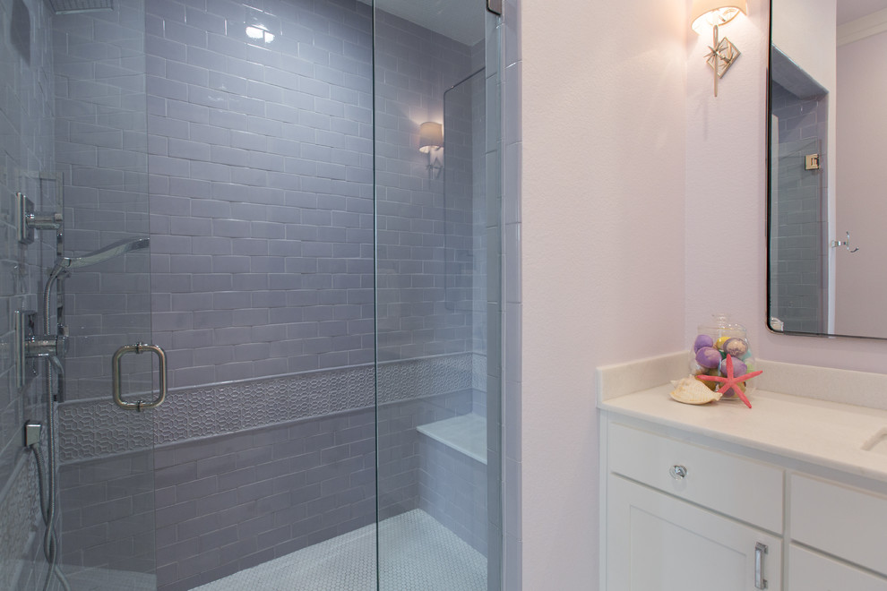 Exempel på ett mellanstort shabby chic-inspirerat badrum med dusch, med skåp i shakerstil, vita skåp, en dusch i en alkov, grå kakel, tunnelbanekakel, rosa väggar, klinkergolv i porslin, ett undermonterad handfat, bänkskiva i kvarts, vitt golv och dusch med gångjärnsdörr