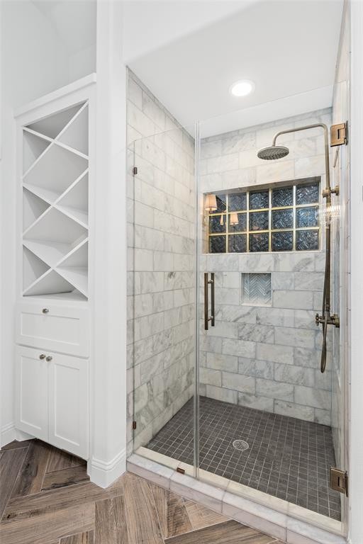 Aménagement d'une douche en alcôve principale classique de taille moyenne avec un placard en trompe-l'oeil, des portes de placard grises, une baignoire indépendante, WC séparés, un carrelage gris, du carrelage en marbre, un mur gris, un sol en carrelage de céramique, un lavabo encastré, un plan de toilette en marbre, un sol multicolore, une cabine de douche à porte battante et un plan de toilette blanc.