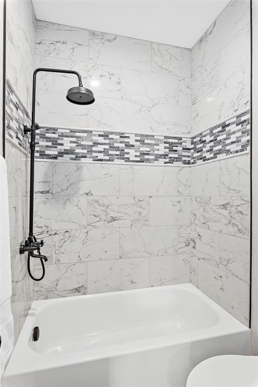 Foto på ett litet vintage vit badrum med dusch, med möbel-liknande, grå skåp, ett badkar i en alkov, en dusch/badkar-kombination, en toalettstol med separat cisternkåpa, grå kakel, marmorkakel, grå väggar, klinkergolv i keramik, ett undermonterad handfat, marmorbänkskiva, grått golv och dusch med duschdraperi