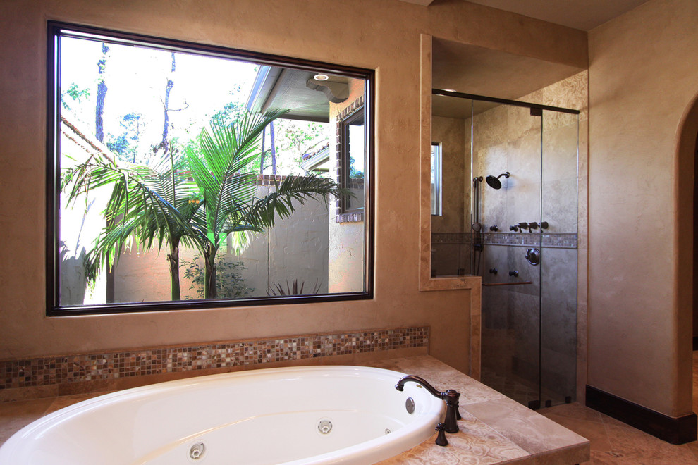 Foto på ett medelhavsstil badrum, med ett undermonterad handfat, luckor med upphöjd panel, skåp i mörkt trä, granitbänkskiva, ett platsbyggt badkar, en öppen dusch, porslinskakel och klinkergolv i porslin