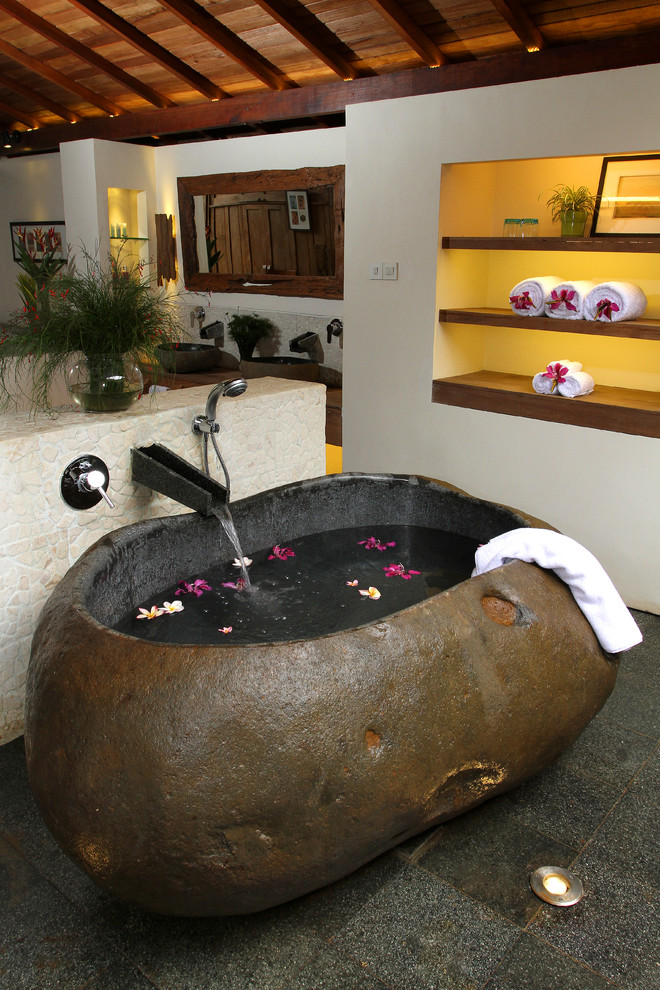 Idéer för tropiska badrum, med ett fristående badkar