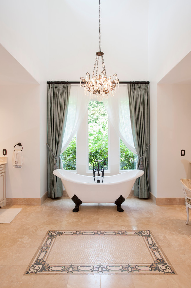 Стильный дизайн: большая главная ванная комната в классическом стиле с белыми фасадами, ванной на ножках, фасадами с декоративным кантом, бежевыми стенами и полом из керамической плитки - последний тренд