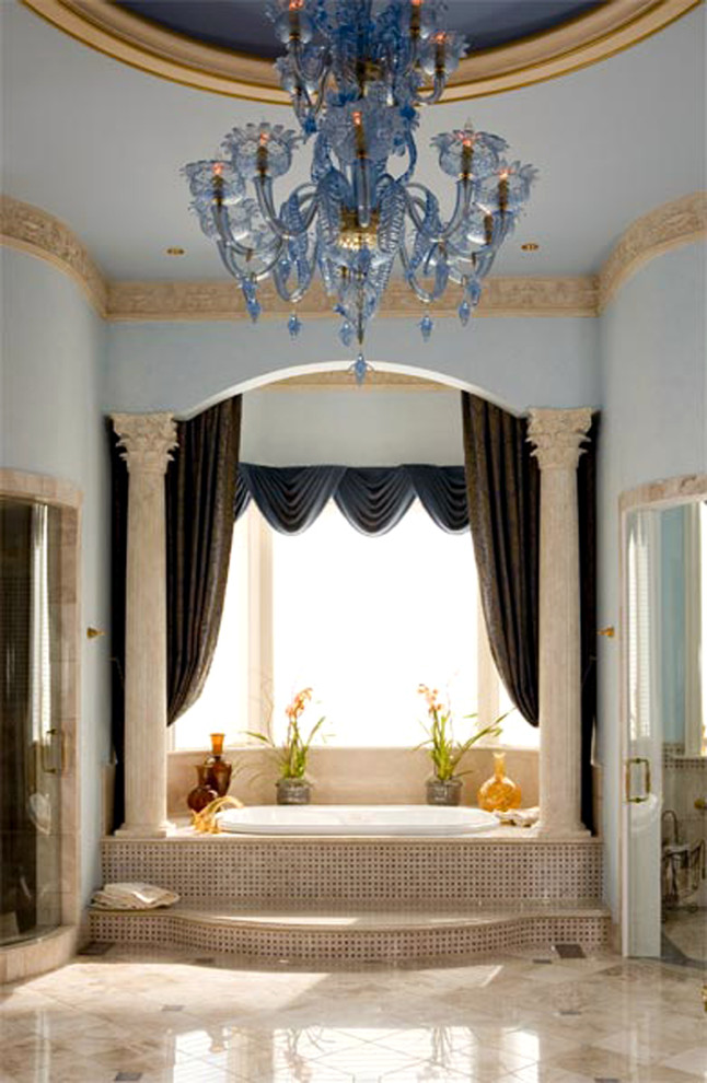 Idee per una grande stanza da bagno classica con vasca ad alcova, doccia alcova, piastrelle beige, pareti blu e pavimento in marmo