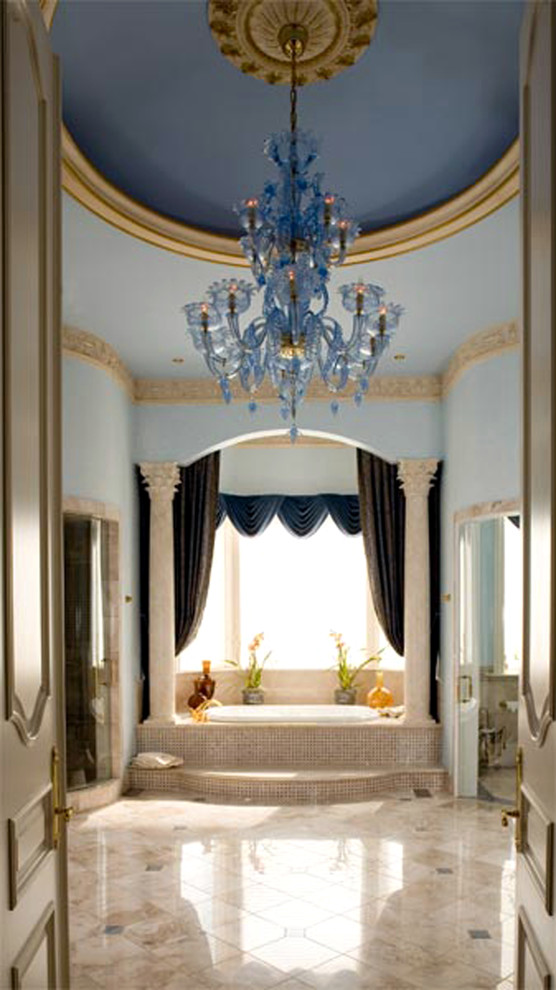 Esempio di un'ampia stanza da bagno classica con vasca ad alcova, doccia alcova, pareti blu e pavimento in marmo