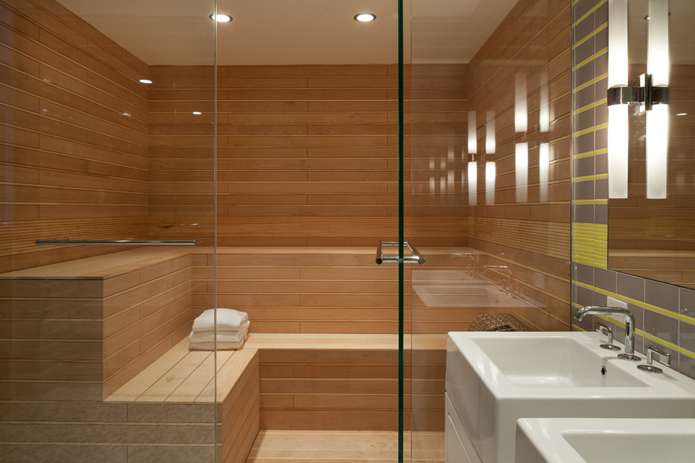 Идея дизайна: баня и сауна в современном стиле с душем с распашными дверями