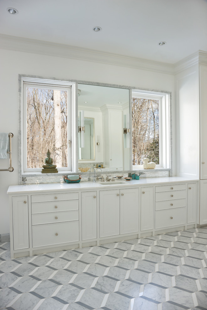 Immagine di una stanza da bagno tradizionale con ante a filo, ante bianche, pareti bianche e lavabo sottopiano