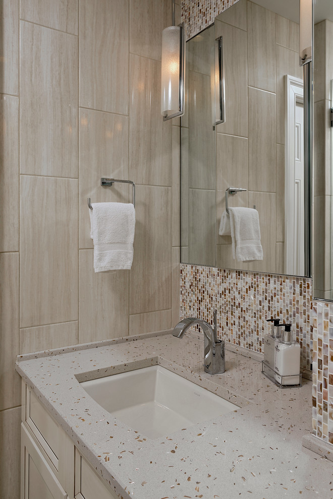 Idée de décoration pour une salle de bain principale tradition de taille moyenne avec un placard à porte shaker, des portes de placard beiges, une douche d'angle, WC à poser, un carrelage beige, un carrelage en pâte de verre, un mur blanc, un sol en carrelage de céramique, un lavabo encastré, un plan de toilette en granite, une baignoire encastrée, un sol beige et une cabine de douche à porte battante.