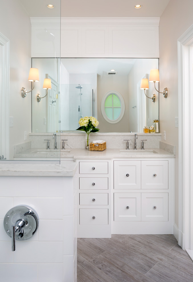 Idéer för att renovera ett mellanstort vintage en-suite badrum, med vita skåp, beige kakel och vita väggar