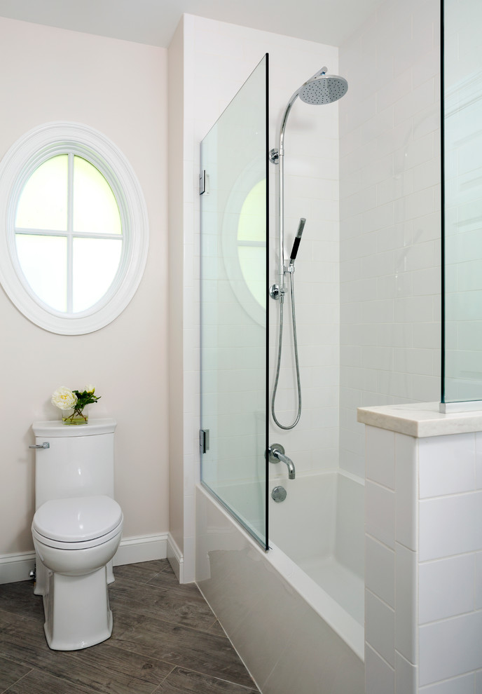 Foto de cuarto de baño principal tradicional renovado de tamaño medio con puertas de armario blancas, baldosas y/o azulejos beige y paredes blancas