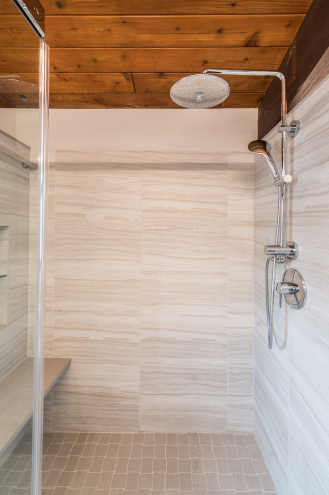Eklektisk inredning av ett mellanstort beige beige en-suite badrum, med möbel-liknande, grå skåp, en dusch i en alkov, en toalettstol med hel cisternkåpa, vita väggar, klinkergolv i porslin, ett integrerad handfat, bänkskiva i kvarts, grått golv och dusch med gångjärnsdörr