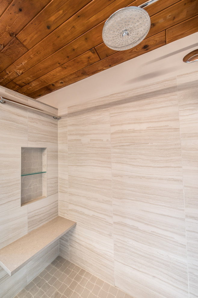 Идея дизайна: главная ванная комната среднего размера в стиле фьюжн с фасадами островного типа, серыми фасадами, душем в нише, унитазом-моноблоком, белыми стенами, полом из керамогранита, монолитной раковиной, столешницей из искусственного кварца, серым полом, душем с распашными дверями, бежевой столешницей, сиденьем для душа, тумбой под две раковины, подвесной тумбой и балками на потолке