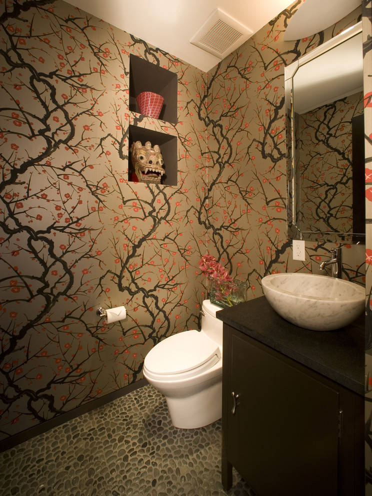 На фото: ванная комната в стиле фьюжн с настольной раковиной, разноцветными стенами и полом из галечной плитки