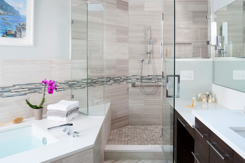 Esempio di una stanza da bagno padronale chic di medie dimensioni con ante in legno bruno, doccia ad angolo, piastrelle beige, pareti blu e vasca sottopiano