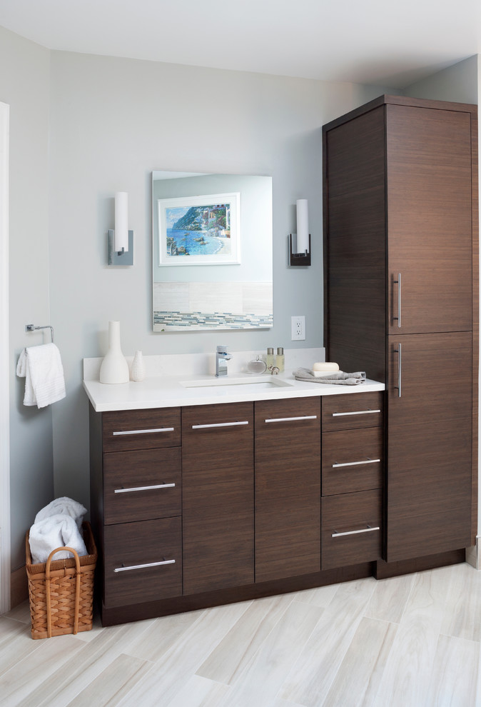Источник вдохновения для домашнего уюта: главная ванная комната среднего размера в стиле неоклассика (современная классика) с темными деревянными фасадами, накладной ванной, угловым душем, бежевой плиткой и синими стенами
