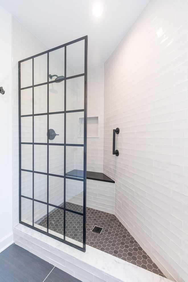 Идея дизайна: главная ванная комната среднего размера в стиле ретро с душем в нише, белой плиткой, плиткой кабанчик, белыми стенами, полом из керамогранита, серым полом и открытым душем