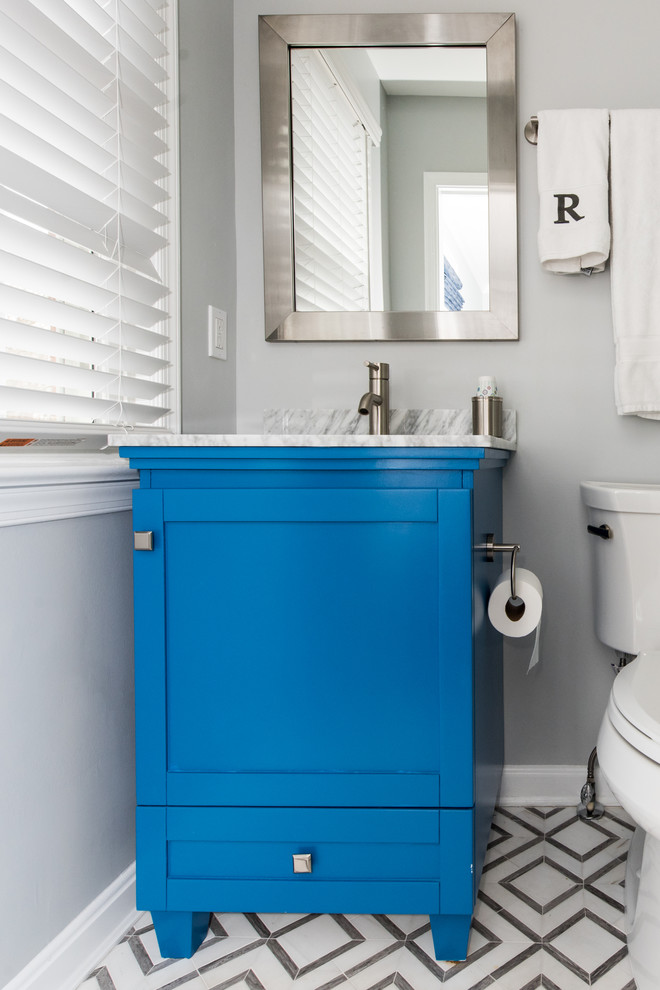 Свежая идея для дизайна: маленькая ванная комната в стиле шебби-шик с фасадами с утопленной филенкой, синими фасадами, душем в нише, раздельным унитазом, керамогранитной плиткой, серыми стенами, душевой кабиной, врезной раковиной, мраморной столешницей, душем с раздвижными дверями, серой столешницей, полом из керамогранита и разноцветным полом для на участке и в саду - отличное фото интерьера