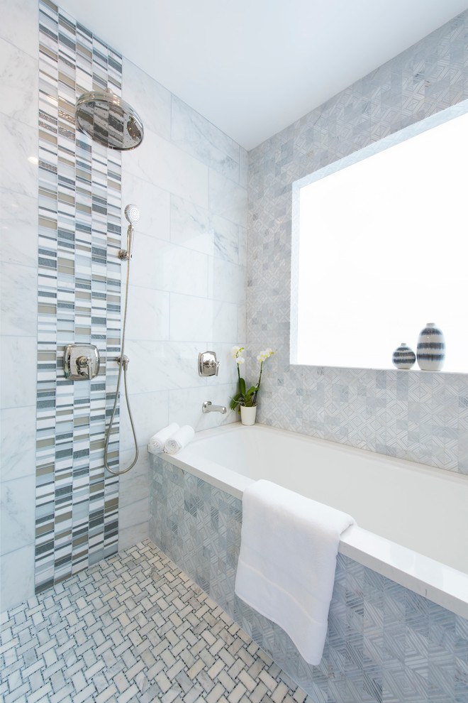 Idee per una stanza da bagno padronale chic con lavabo sottopiano, ante a filo, vasca ad alcova, doccia aperta, piastrelle multicolore, piastrelle in pietra, pareti grigie e pavimento in marmo