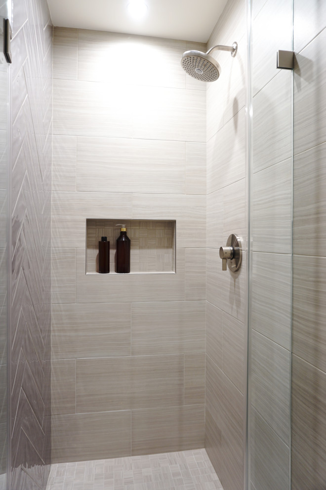 Пример оригинального дизайна: главная ванная комната среднего размера в современном стиле с плоскими фасадами, темными деревянными фасадами, душем в нише, унитазом-моноблоком, бежевой плиткой, керамогранитной плиткой, белыми стенами, полом из плитки под дерево, врезной раковиной, столешницей из искусственного кварца, бежевым полом, душем с распашными дверями, белой столешницей, нишей, тумбой под одну раковину и встроенной тумбой
