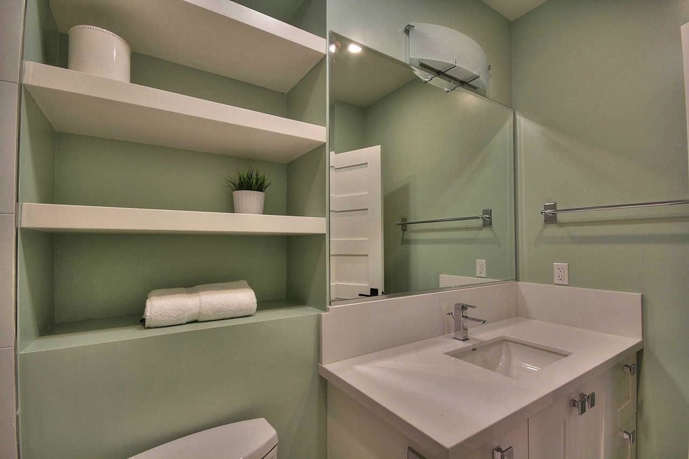 Esempio di una piccola stanza da bagno con doccia american style con ante in stile shaker, ante bianche, pareti verdi e top in quarzo composito