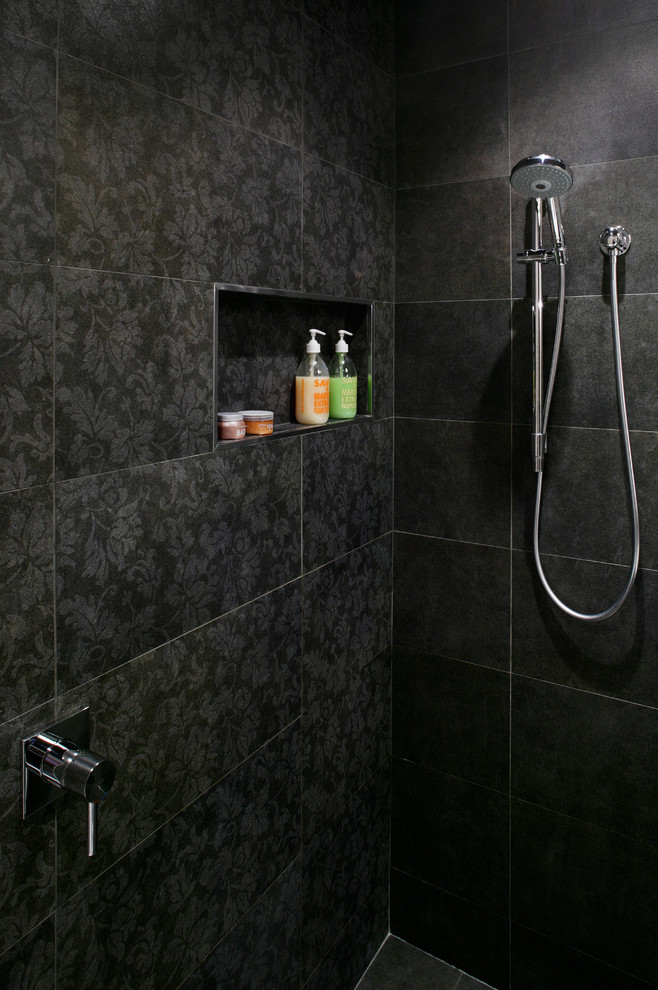 Immagine di una stanza da bagno padronale contemporanea con doccia aperta, WC monopezzo, piastrelle nere e pareti nere