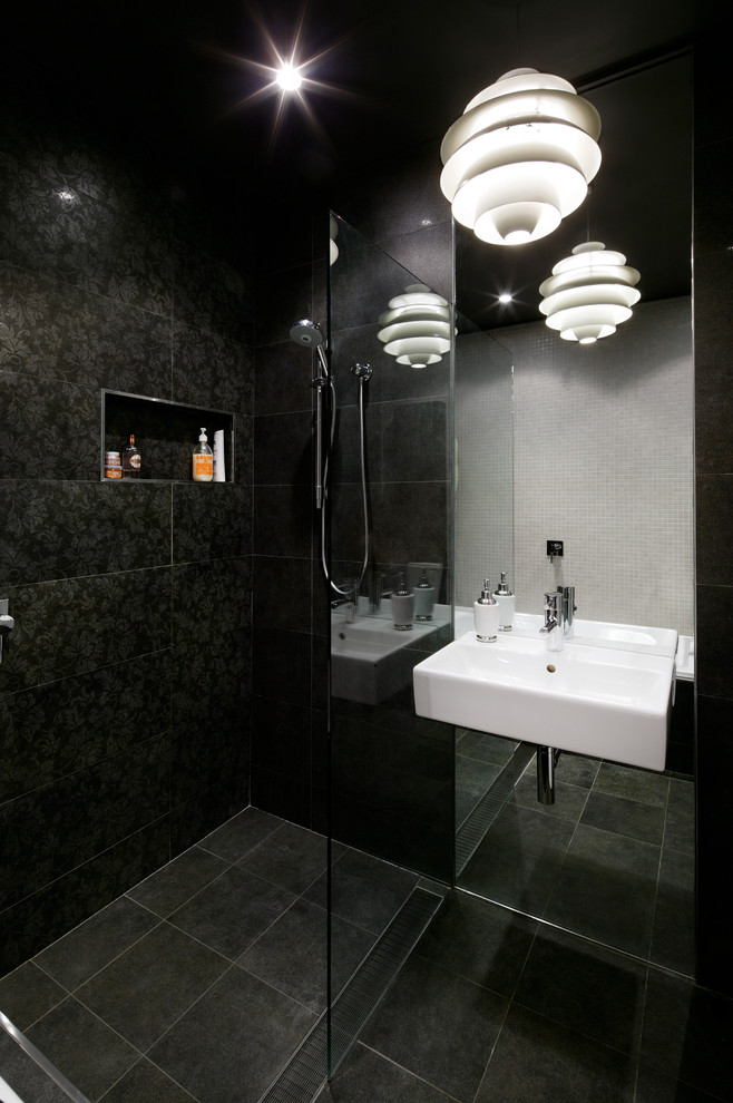 Inspiration för ett funkis en-suite badrum, med en öppen dusch, en toalettstol med hel cisternkåpa, svart kakel och svarta väggar