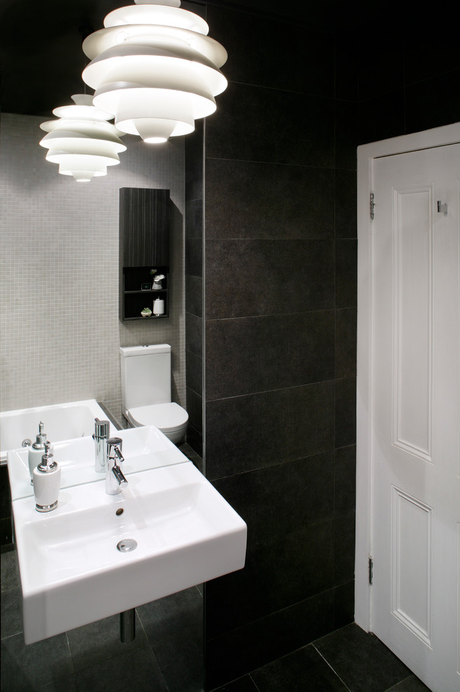 Стильный дизайн: главная ванная комната в современном стиле с открытым душем, унитазом-моноблоком, черной плиткой и черными стенами - последний тренд