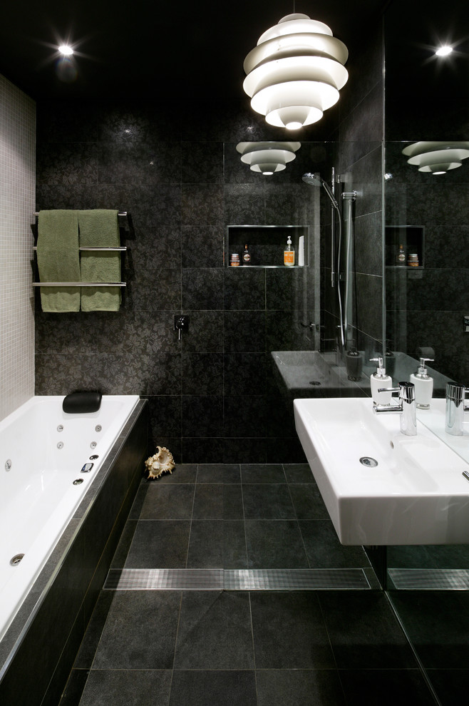 Immagine di una stanza da bagno padronale design con doccia aperta, WC monopezzo, piastrelle nere e pareti nere