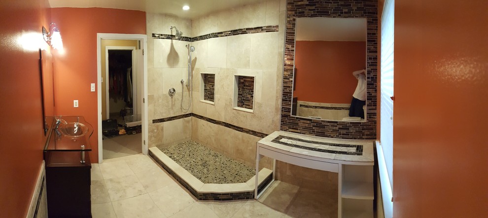 Exempel på ett stort klassiskt en-suite badrum, med skåp i shakerstil, skåp i mörkt trä, en hörndusch, beige kakel, brun kakel, stickkakel, orange väggar, klinkergolv i keramik, ett integrerad handfat och bänkskiva i glas